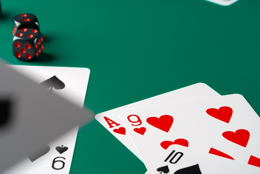 Cartas e dados para jogar Blackjack
