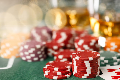 fichas de blackjack em mesa 
